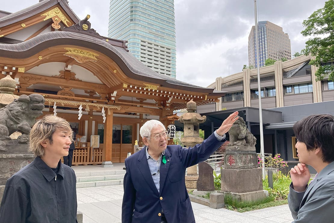 麻布台商店街代表の井澤さん（左）と飯倉町会 会長の小林さん（中央）に話を伺う様子